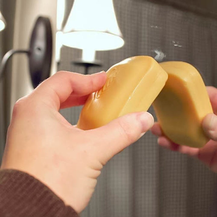 Мыло для рук. Дефекты мыла хозяйственного. Мыло которое отмывает все. Мытье рук. Щадящее мыло.