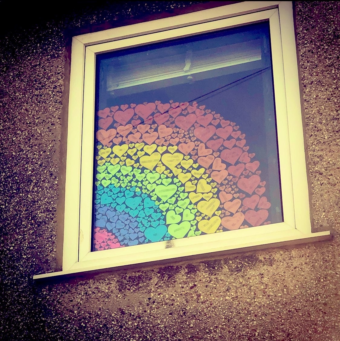 人々が 虹 の絵を描き それぞれの窓に飾った理由