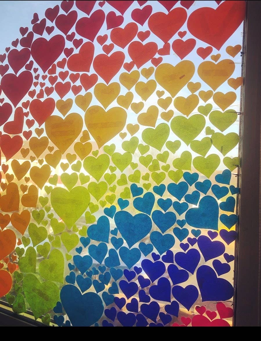 人々が 虹 の絵を描き それぞれの窓に飾った理由 人々が 虹 の絵を描き それぞれの窓に飾った理由