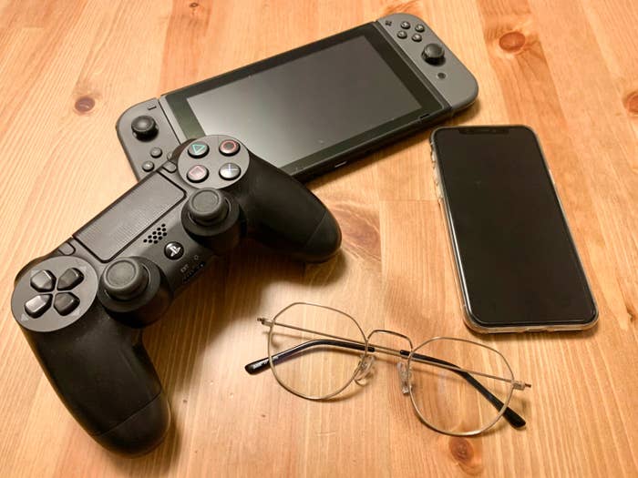 在宅勤務やゲーム中に 軽量 ブルーライトカットのpcメガネがおしゃれで伊達眼鏡としても使えた