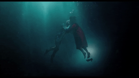 Cena dos dois personagens do filme embaixo d'água