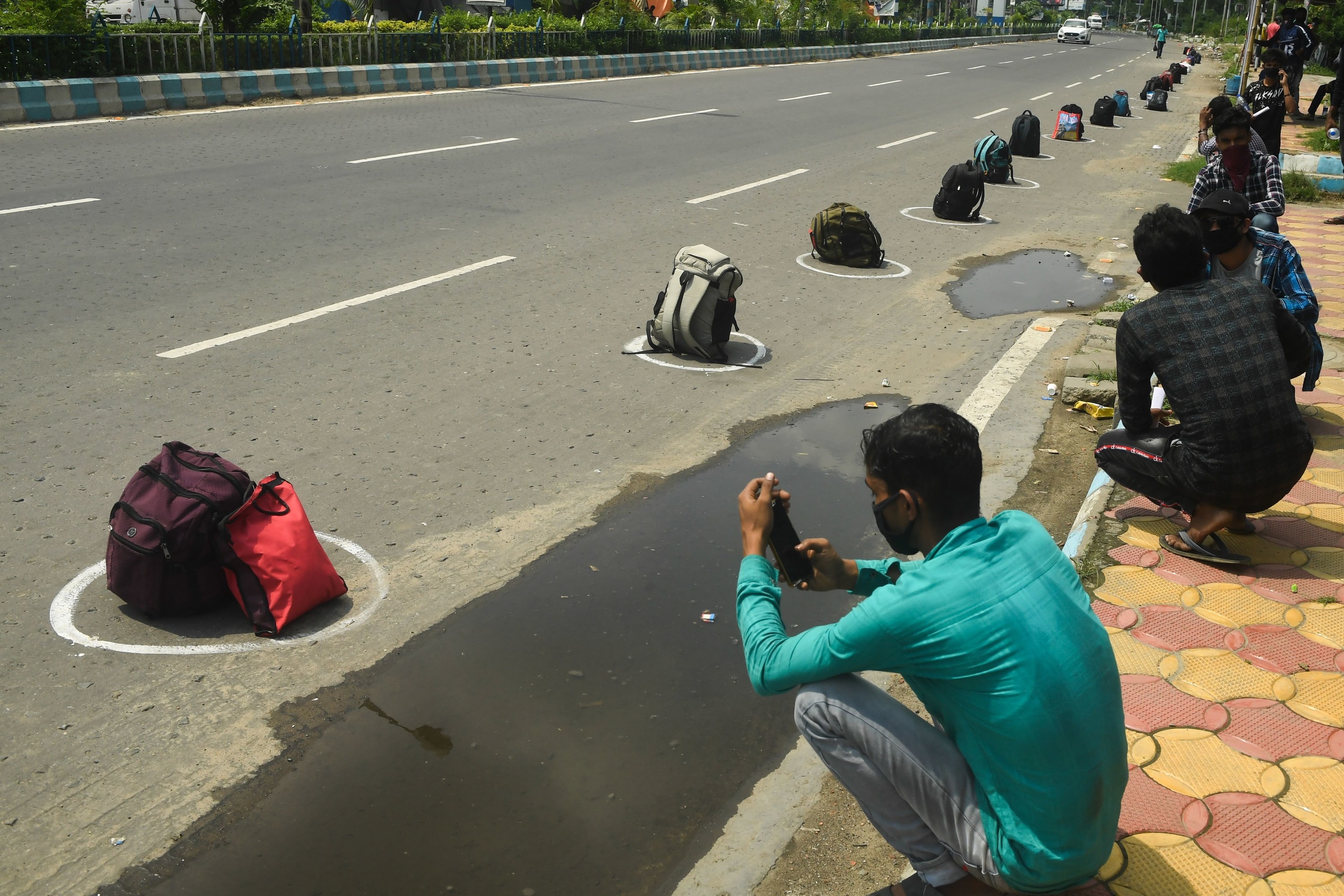 India's Poor Left Out by Government's Coronavirus Contact-Tracing App