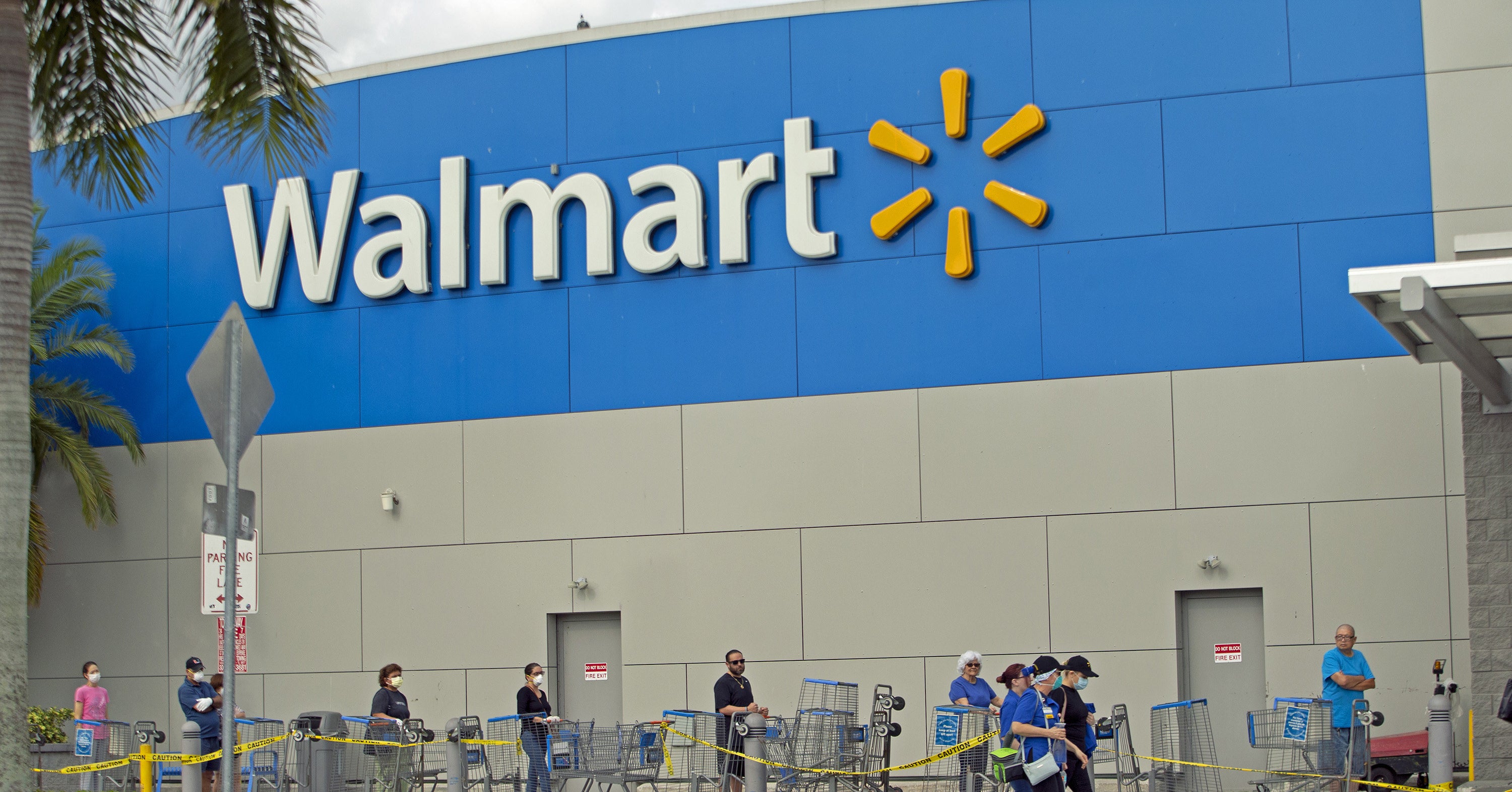 Coronavirus Walmart Employees Feel Unsafe As Their Stores Stay Open