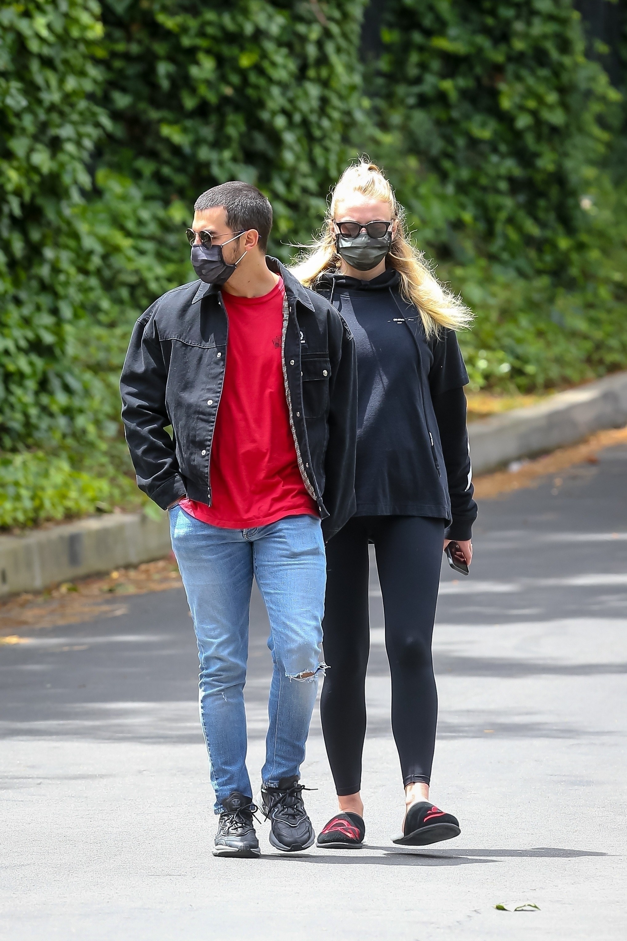 Joe Jonas Gets a Little Handsy with Sophie Turner During a Friday Lunch  Outing: Photo 4446874, Joe Jonas, Pregnant Celebrities, Sophie Turner  Photos