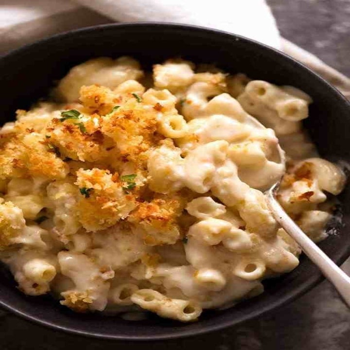 Bowl of cheesy mac 'n' cheese with crispy breadcrumb topping