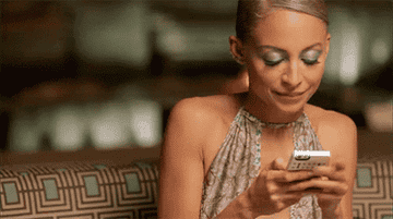 Nicole Richie gesturing for someone to wait while she&#x27;s on her phone