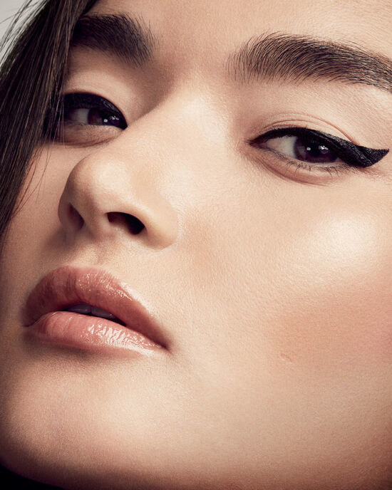 A model wearing the eyeliner in a cat-eye shape