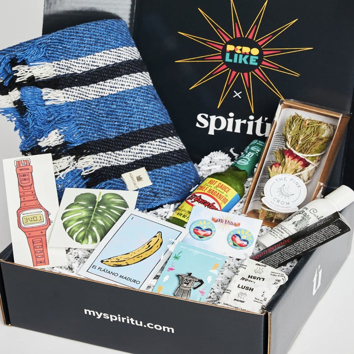 The contents of an open Pero Like Spiritu box