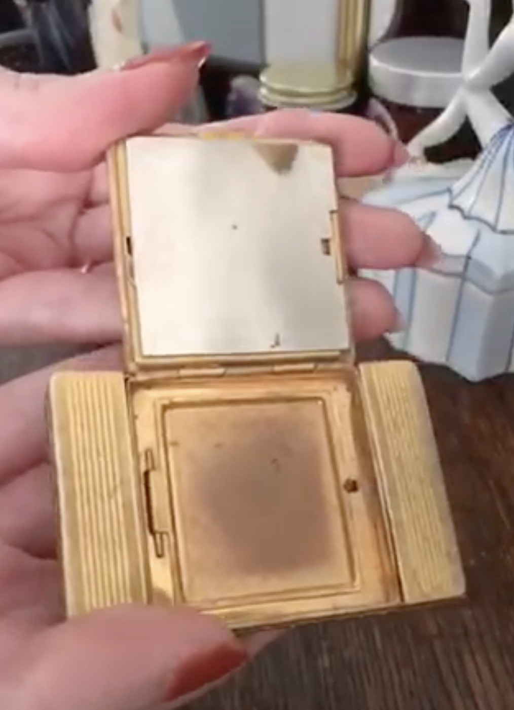 TikTok: These Eco-Friendly Vintage Makeup Compacts To Make A Comeback