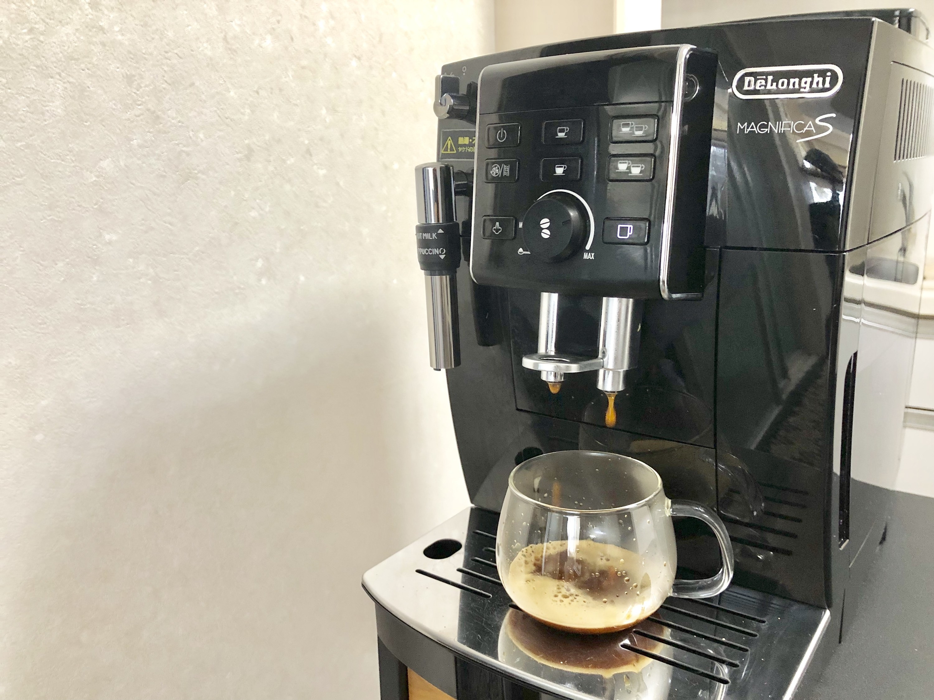 スタバ禁断症状にあえぐ同志に伝えたい デロンギの全自動コーヒーメーカーが持て余すカフェ欲を救ってくれます