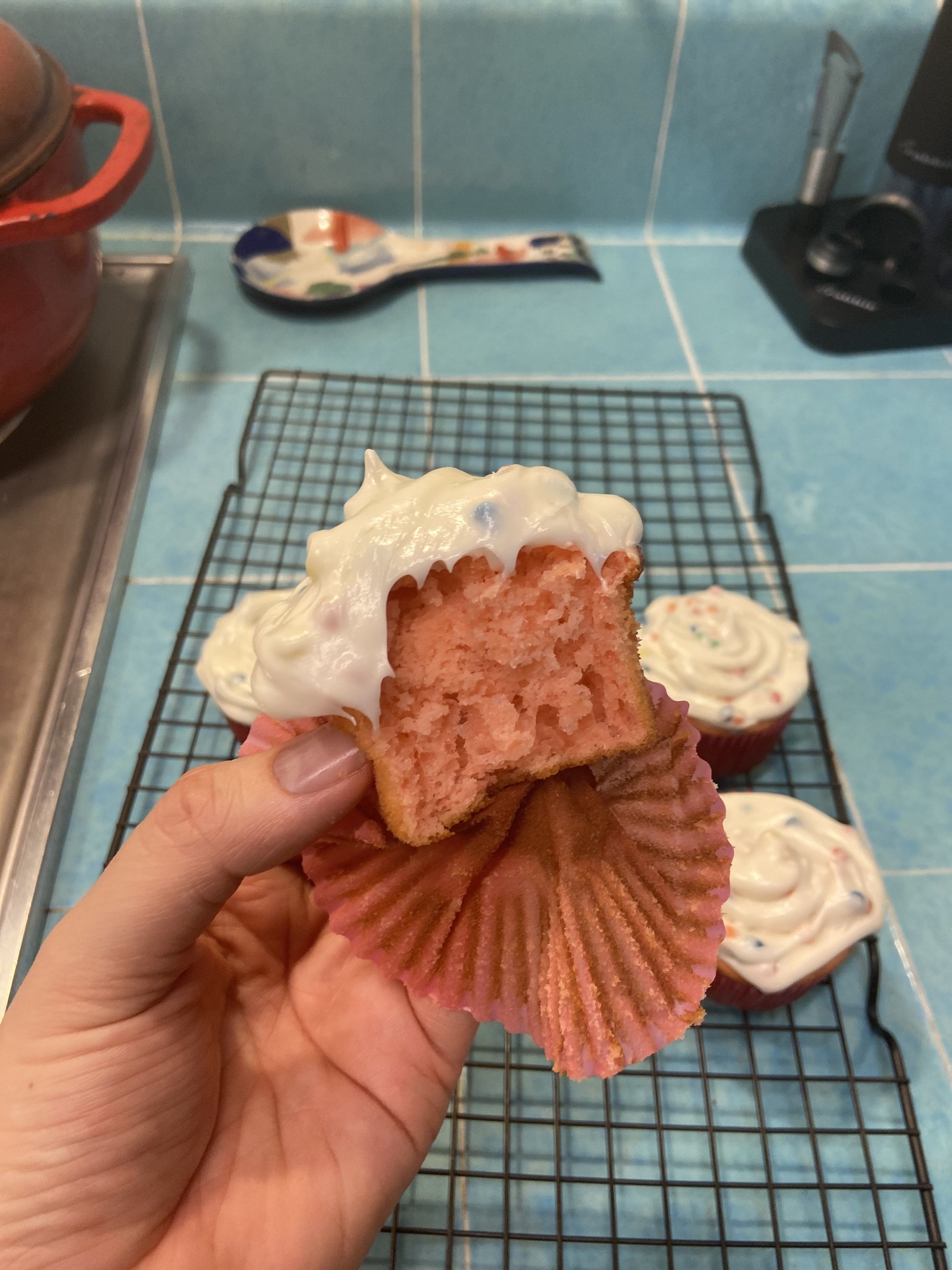 This Super Cheap Baker's Trick Makes Homemade Cupcakes Look So Fancy