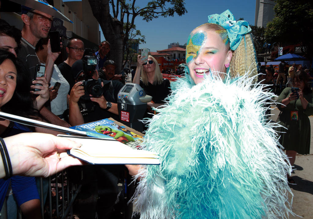 JoJo signs autographs on the red carpet for &quot;Angry Birds 2&quot;.