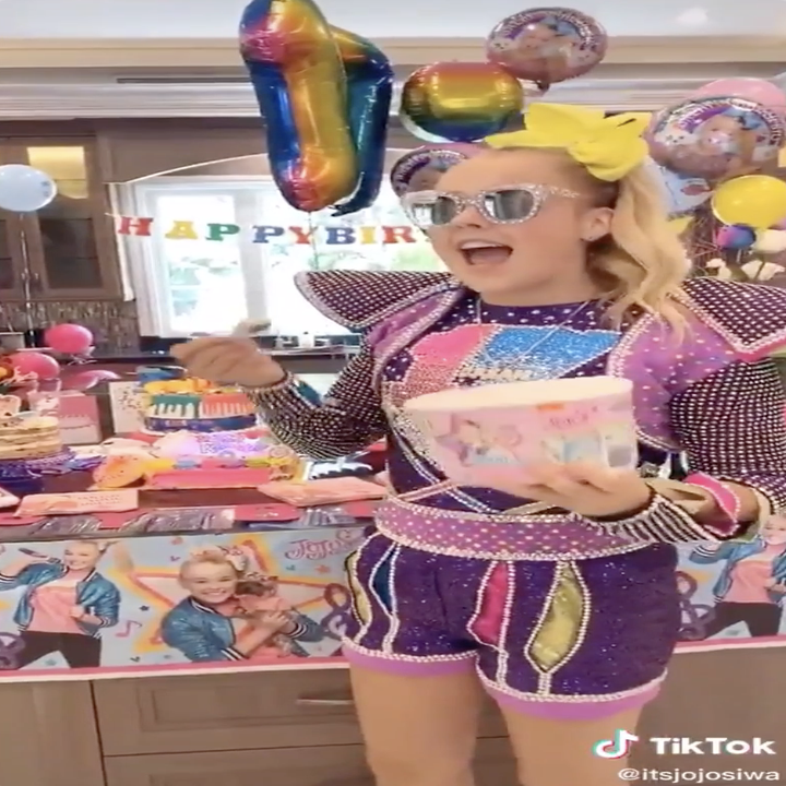 Jojo Siwa Throws A Jojo Siwa Themed Party To Celebrate 17th Birthday