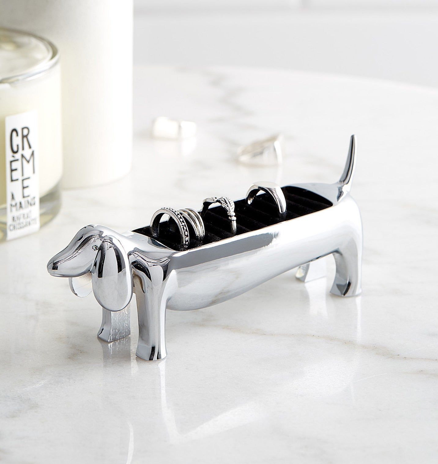 The ring holder with four rings in it