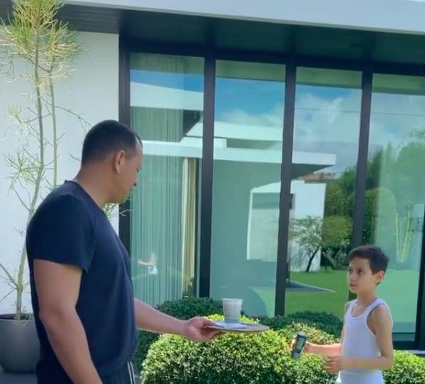 葉巻を吸うジェニファー・ロペス