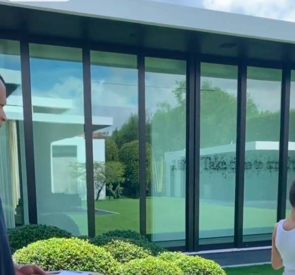 葉巻を吸うジェニファー・ロペス