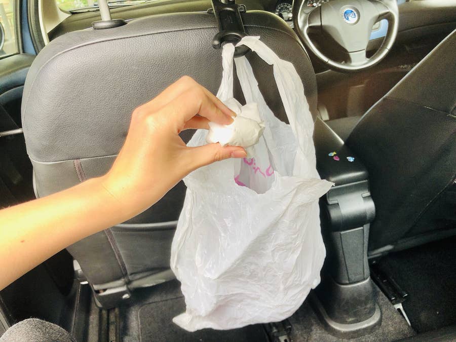 その手があったか 500円のフック で車がグッと快適になりました