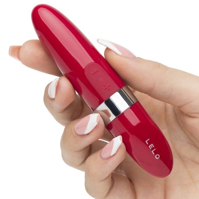 person holding the vibrator that looks like a tube of mascara