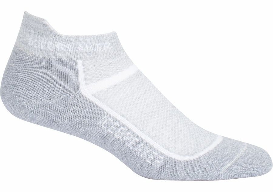 The ankle socks in light grey.