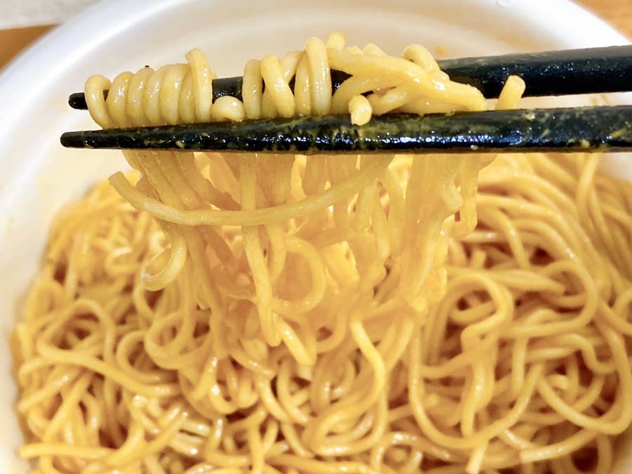 ジャンクな味 パンチ強い ローソンで見つけた チーズ焼きそば が攻めすぎてる