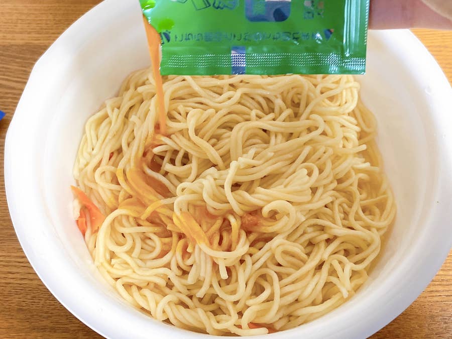 ジャンクな味 パンチ強い ローソンで見つけた チーズ焼きそば が攻めすぎてる