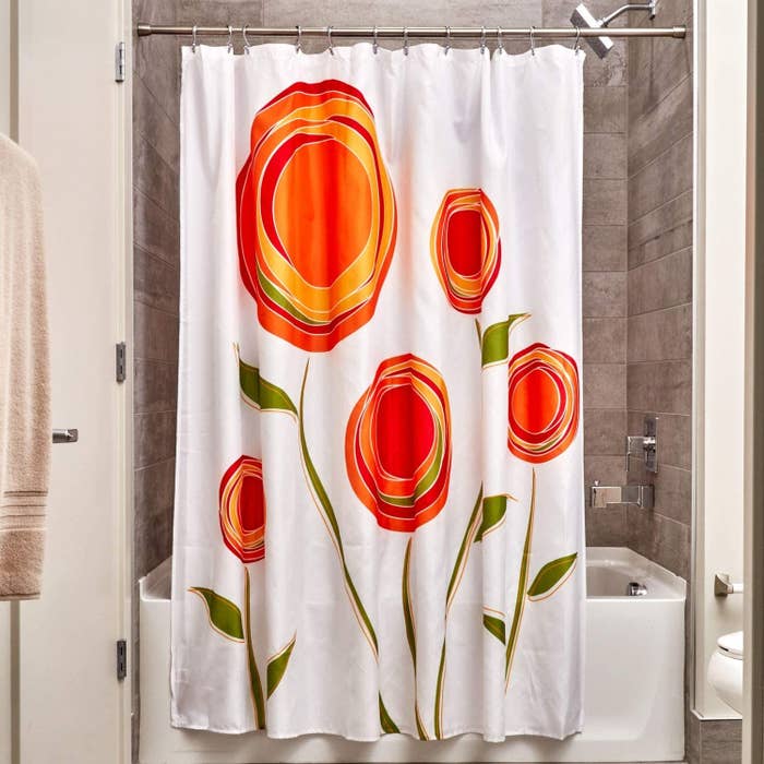 cortina de baño blanca con diseño de flores naranjas