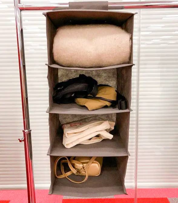 クローゼットごちゃごちゃ問題 無印の 吊るす収納 で一気に解決するよ