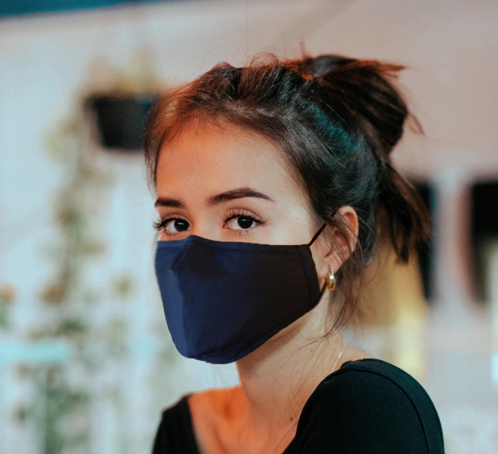 A model wearing the mask 