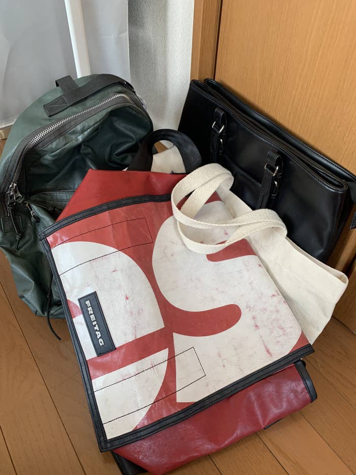 クローゼットごちゃごちゃ問題 無印の 吊るす収納 で一気に解決するよ