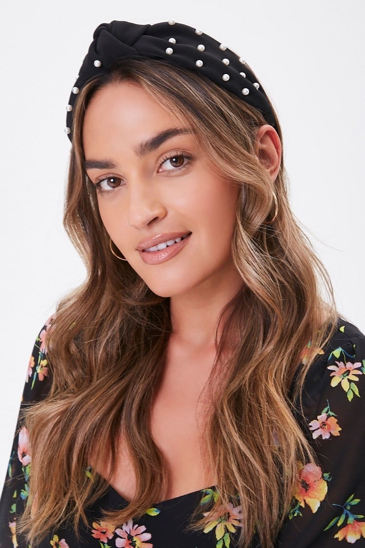 Model wearing headband in black