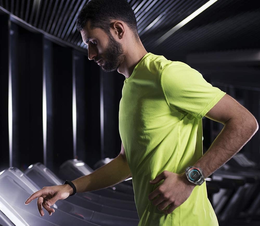 Modelo hace ejercicio mientras usa el smartwatch deportivo Hanker Tempo color negro