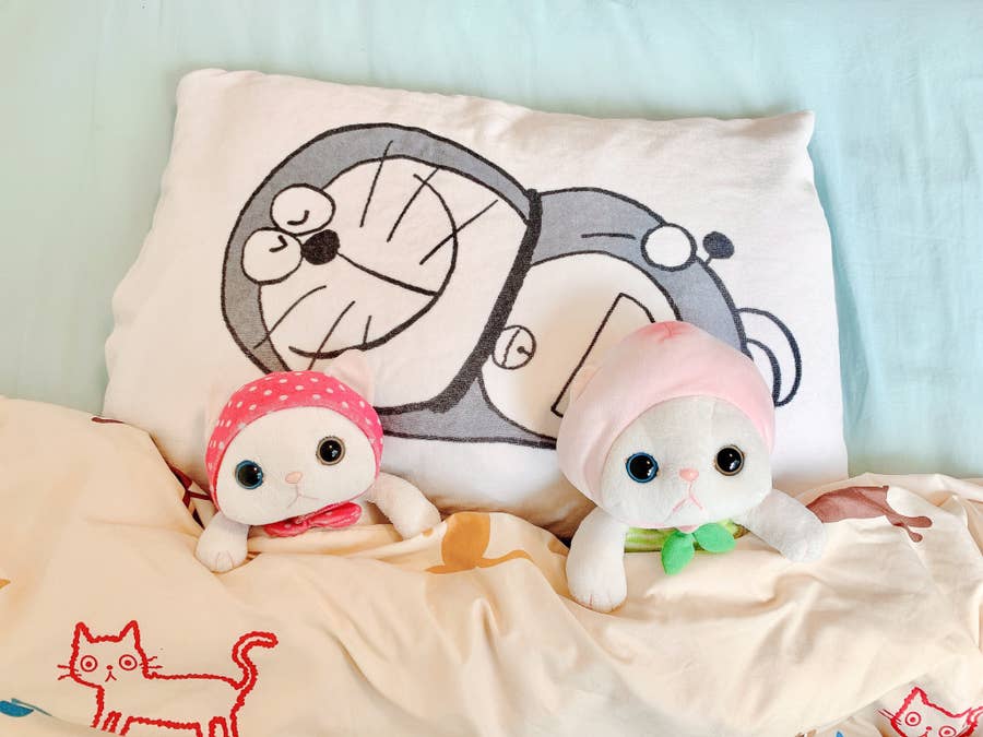 か、かわいい〜！！ドラえもんと一緒にスヤスヤできる「枕カバー」が尊 