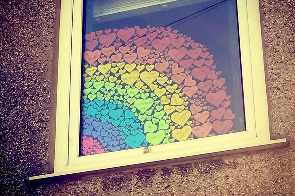 人々が 虹 の絵を描き それぞれの窓に飾った理由