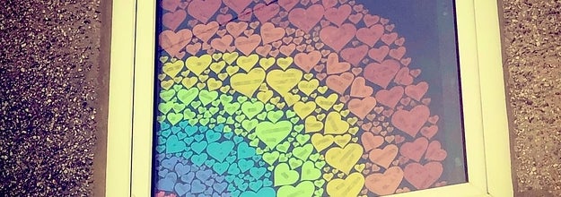 人々が 虹 の絵を描き それぞれの窓に飾った理由