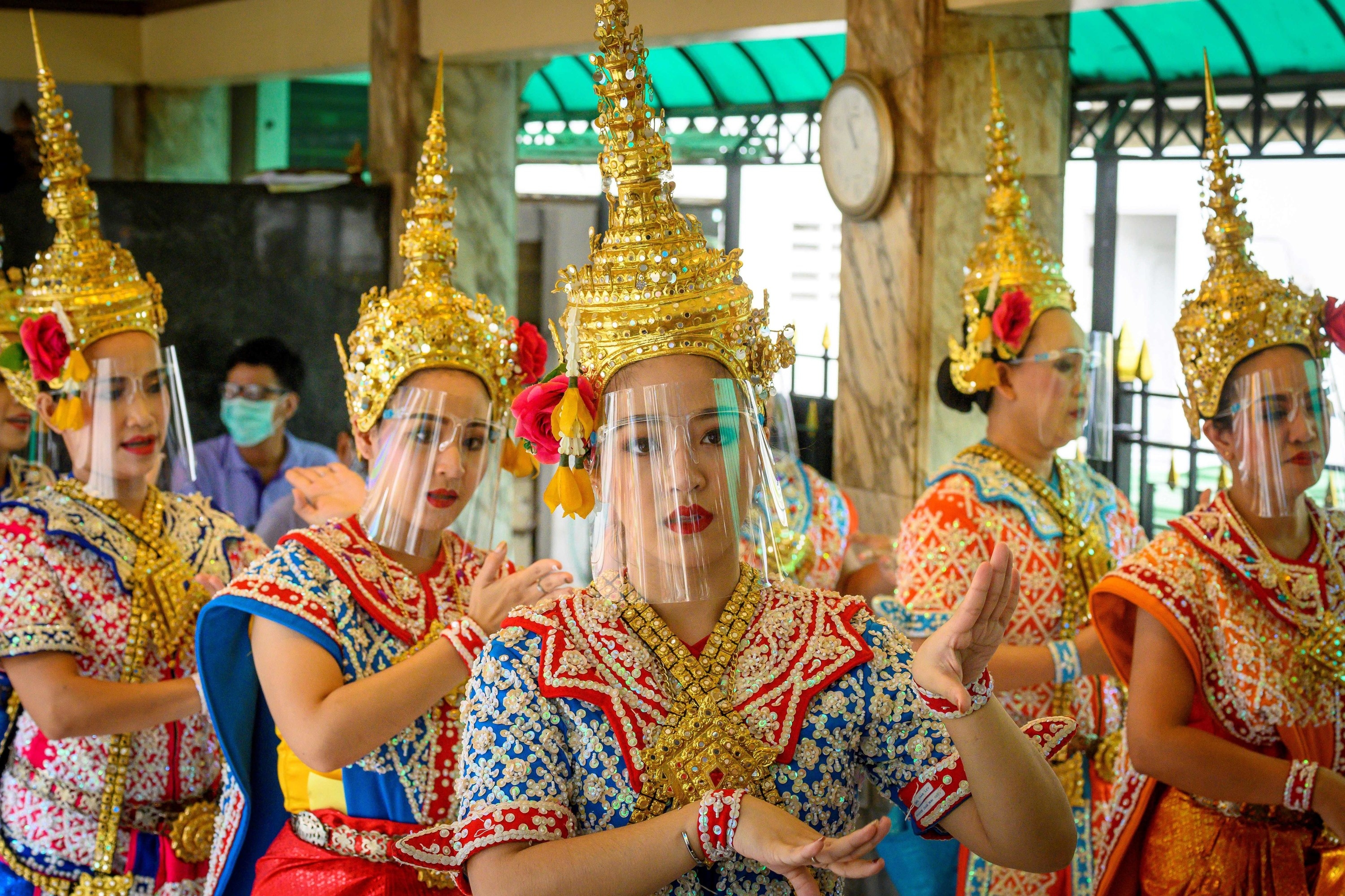 Тайцы видео. Таиланд коронавирус. Тайцы Бангкок. Тайланд туристы. Традиции Тайланда.