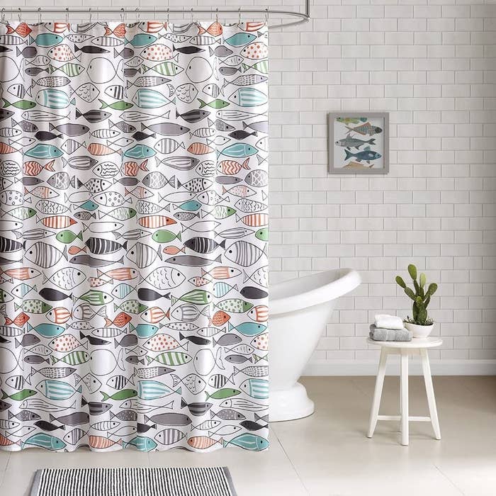 cortina para regadera con decoración de peces
