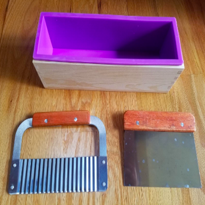 A review image of the silicone mold and both straight and curvy soap cutters 