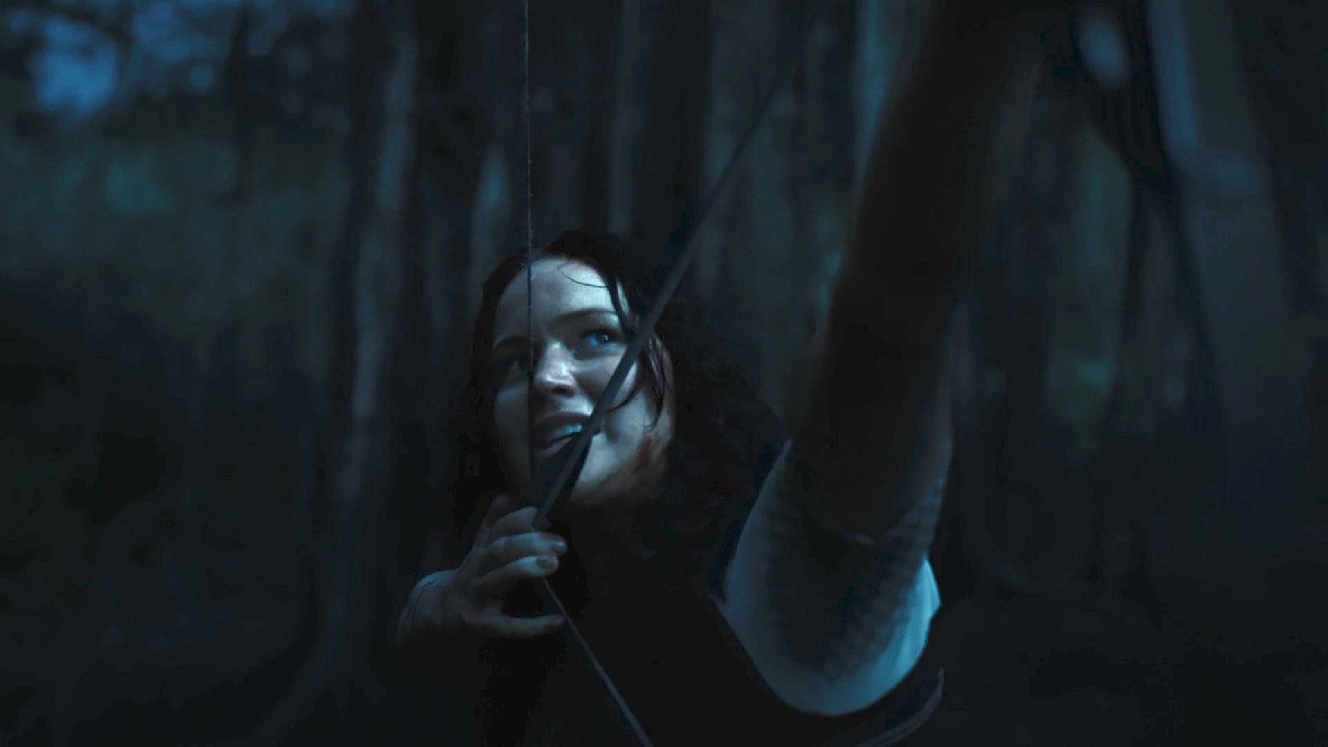 Katniss aims an arrow. 