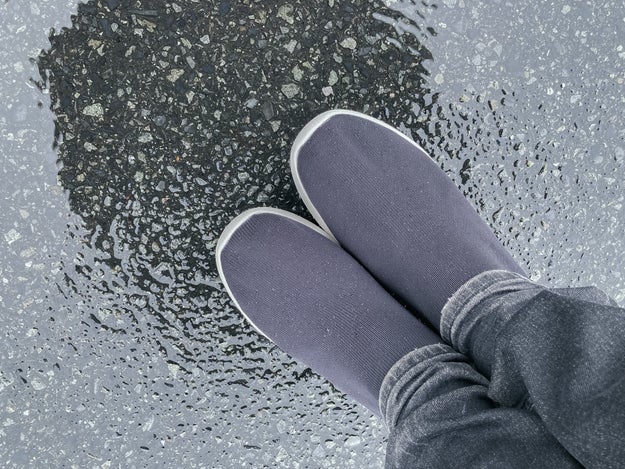 撥水力すげー 無印の くつ下みたいなスニーカー が雨の日に大活躍でした