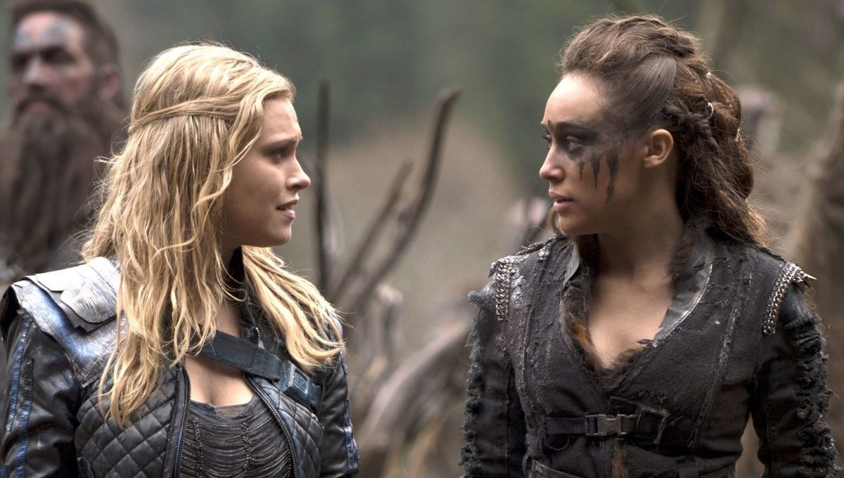 Clarke Griffin and Commander Lexa gazing at each other longingly in season 2