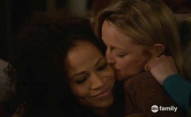 Stef giving Lena a kiss on the cheek in bed