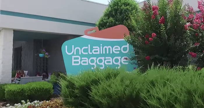 &quot;unclaimed baggage&quot; shop sign shaped like a suitcase