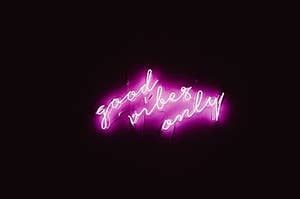 Bright magenta neon sign, that reads: good vibes only