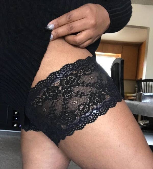 The anti-chafing bands in black lace