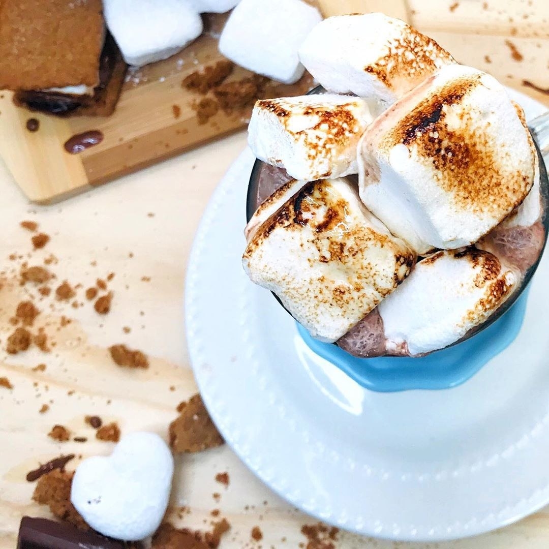 Roasted marshmallows in hot chocolate 