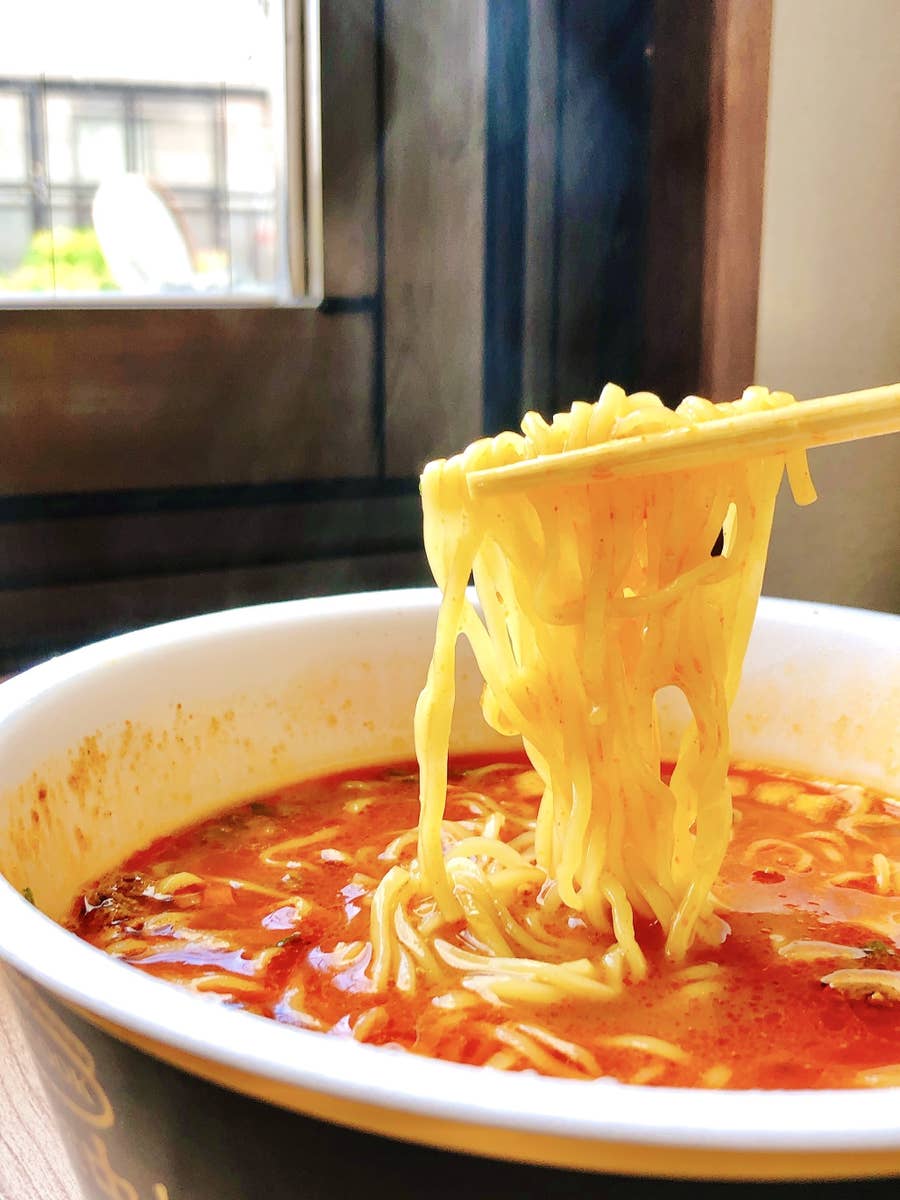 ついにカップ麺はここまできたか ローソンの 異色すぎるコラボ麺 に箸と汗が止まらない