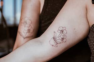 dois braços de pessoas diferentes, com tattoos muito parecidas, tattoos de amizade!