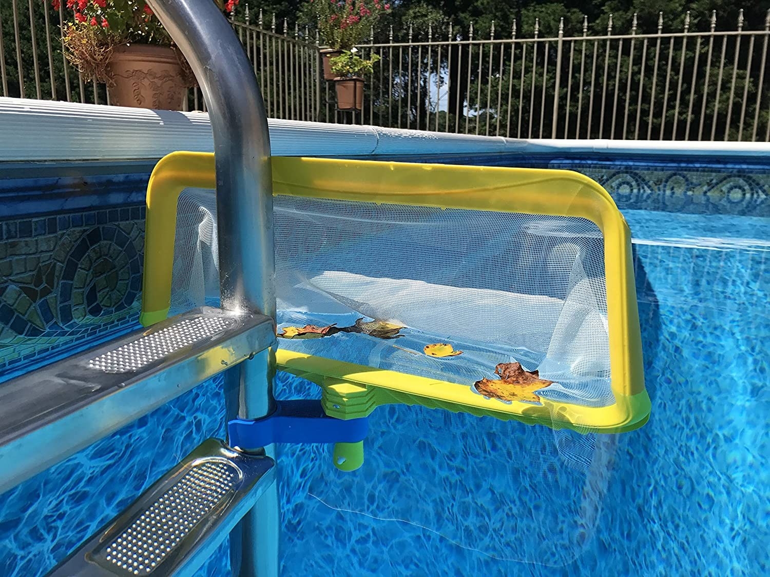 Net attached to a pool ladder using the clip-on tool 