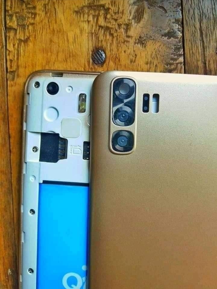 A phone opened up to show that there is only one camera on the inside even though there are three camera lenses on the casing