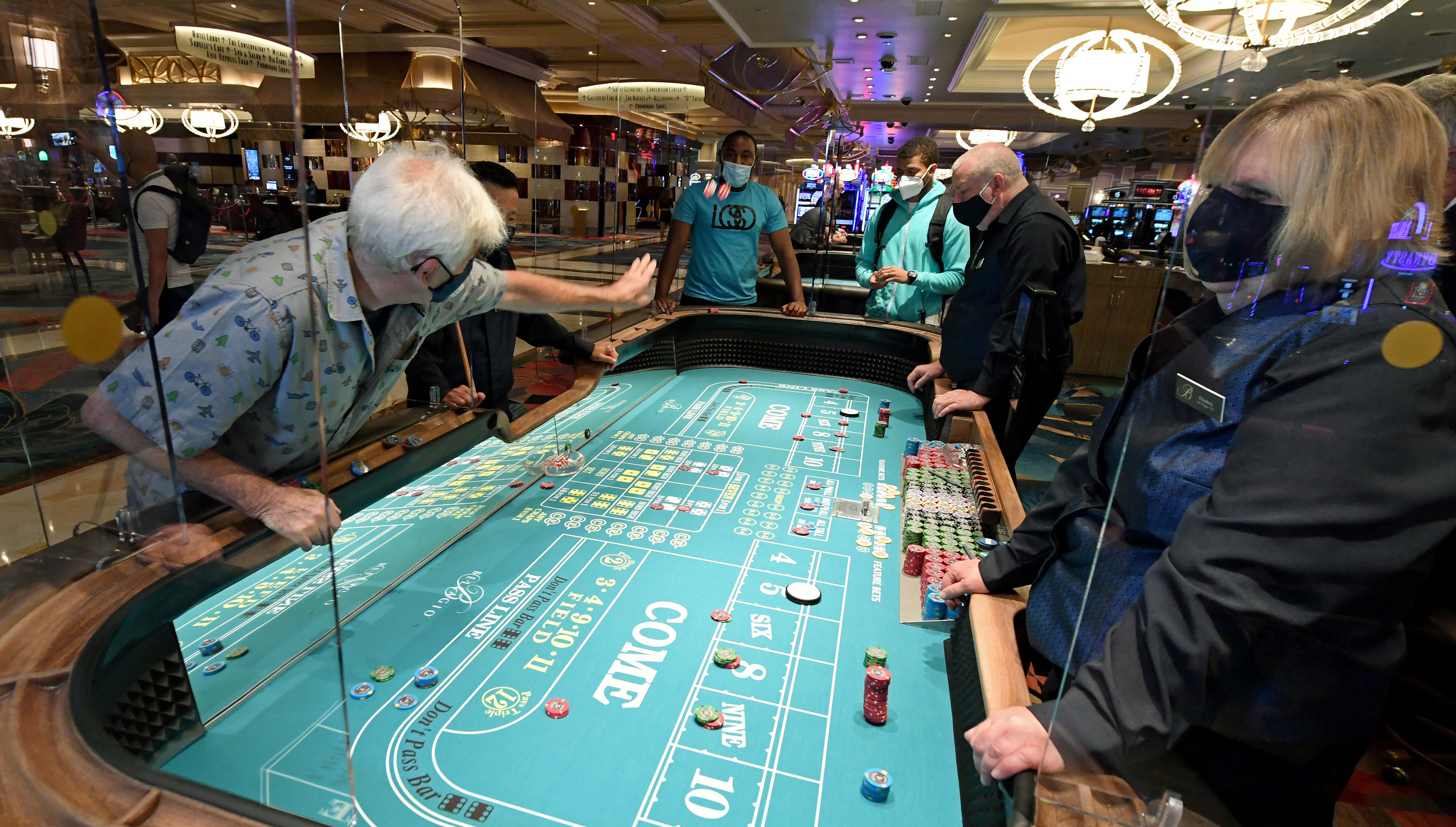 Crowds flock to Las Vegas casinos after reopening (VIDEOS)